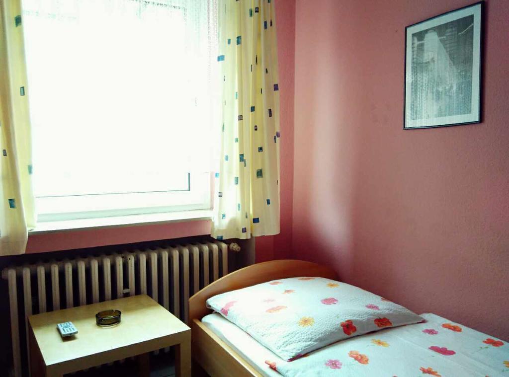 Hotel Yans Oberhausen  Szoba fotó